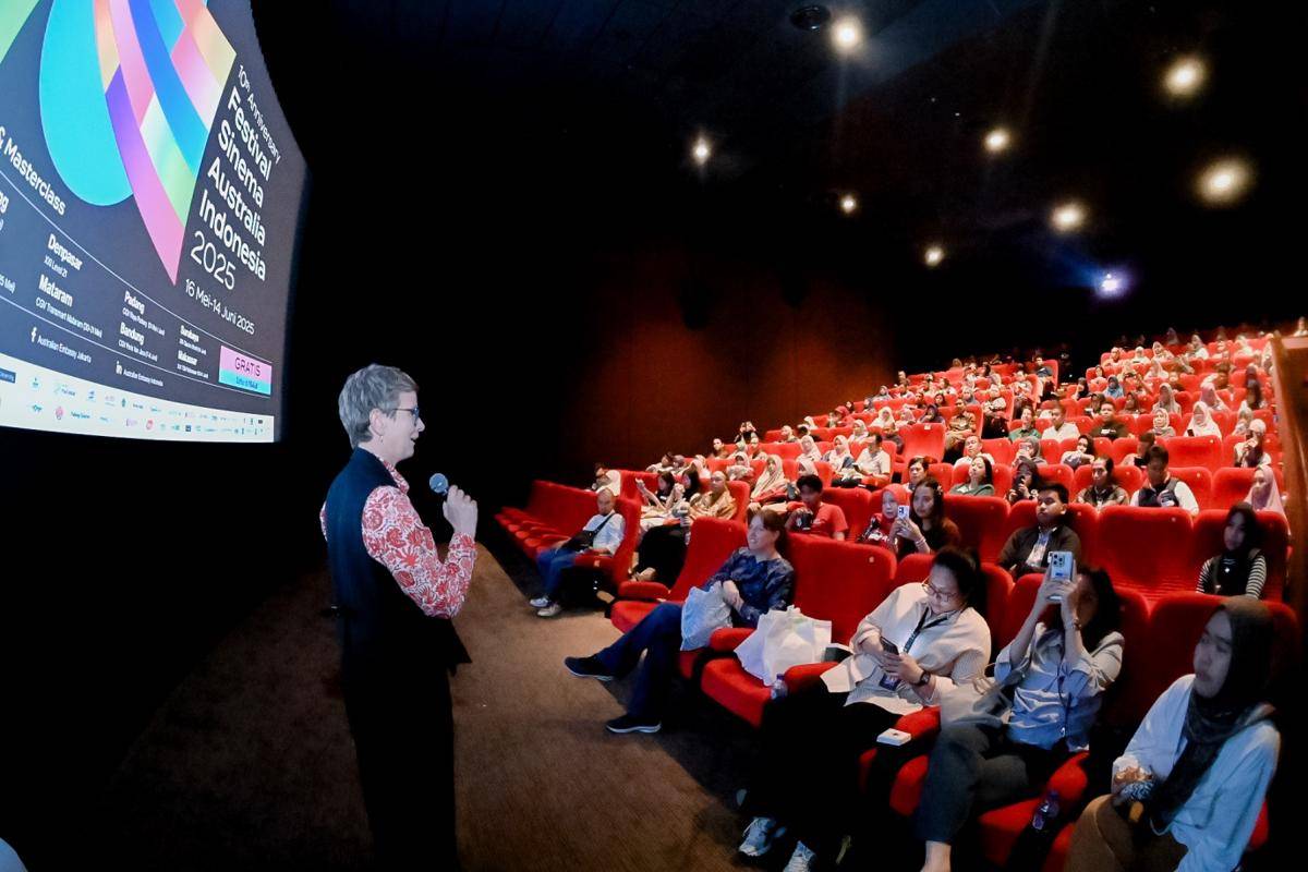 Associate Professor Deakin University, Victoria Duckett, saat membuka Festival Sinema Australia Indonesia (FSAI) 2025 Makassar yang berlangsung di XXI Trans Studio Mall pada Jumat 13 Juni 2025. (Dok. FSAI)